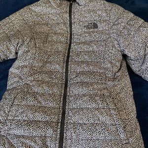Girls North Face jacket. Reversible jacket, great condition, zipper works!